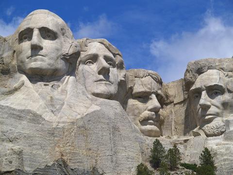 photo of mount rushmore blue sky background